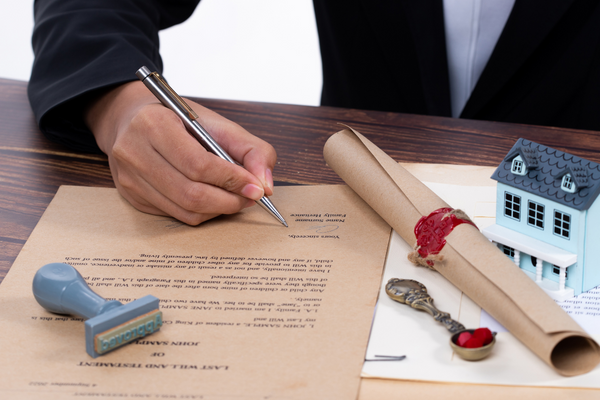 ¿Qué ocurre si existen conflictos entre herederos durante el proceso de reparto de la herencia?