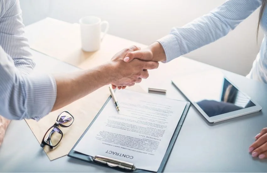 Firma de contrato de arras o compraventa con asesoramiento legal en despacho de abogados en Tenerife